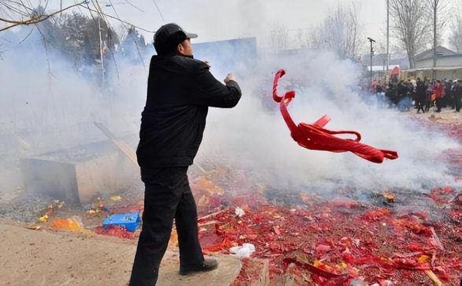 当年提议“春节禁止燃放烟花爆竹”的杨凯生现在过的怎么样了!(图3)