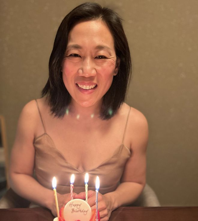 扎克伯格给妻子办豪华生日宴却自己表演大抢风头。网友：跟印度富豪学的？(图2)