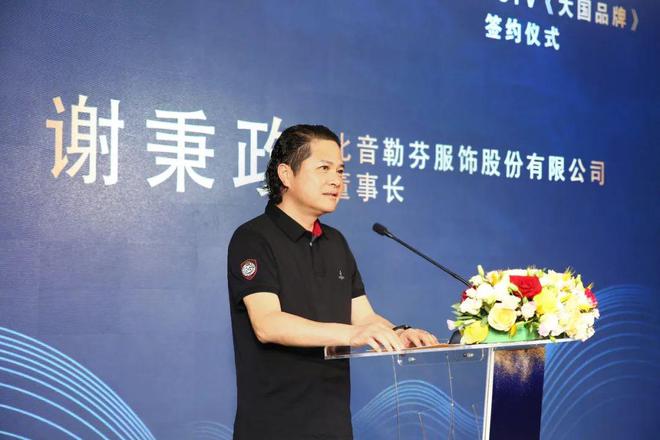2000元一件短袖一年狂卖35亿！“穿上像年薪百万”的牌子谁在买(图3)