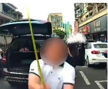 高尔夫球杆砸车后续场面堪比黑社会男子身份被扒弟弟受牵连(图8)