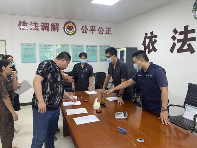 高尔夫球杆砸车后续场面堪比黑社会男子身份被扒弟弟受牵连(图17)