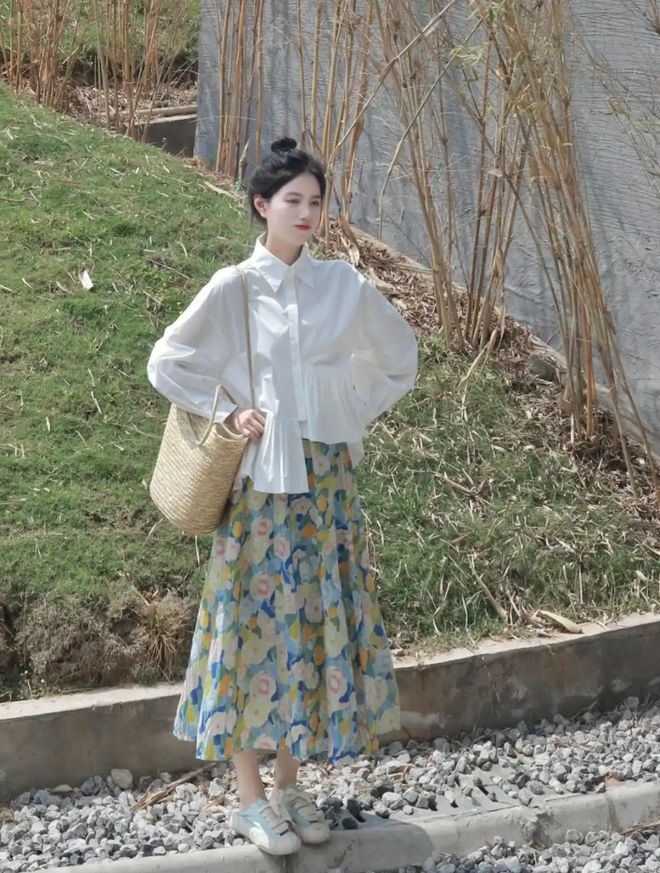 “白衬衫”原来也能很时髦！成熟女人这么穿轻松美出高级感(图2)