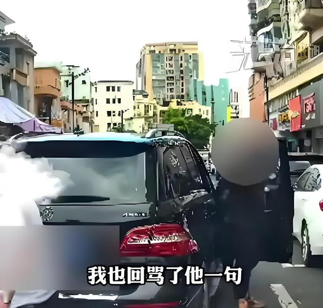 奔驰司机抡杆砸车后续：身份被扒警方面前放狠话当事车主回应(图4)