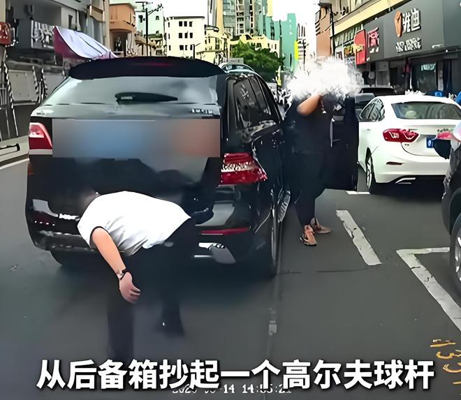 奔驰司机抡杆砸车后续：身份被扒警方面前放狠话当事车主回应(图5)