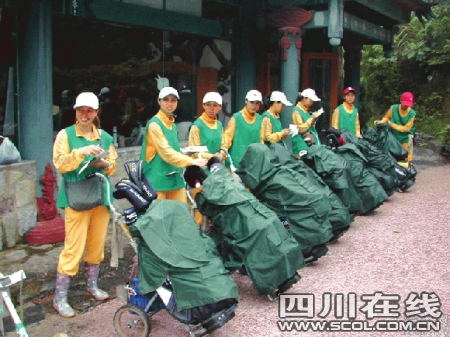望江太慈初级中学：助力绿茵赛场尽显服务精神