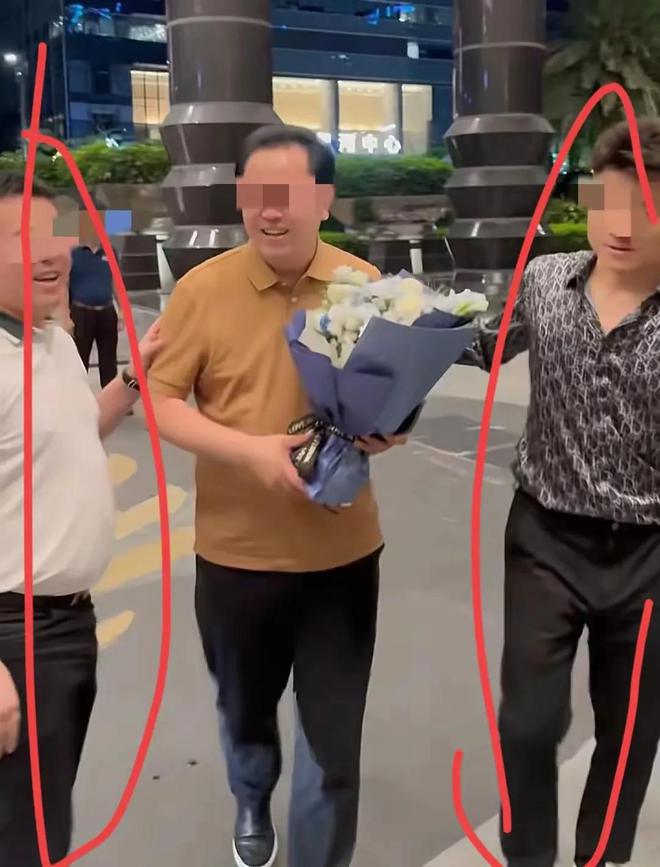 高尔夫球杆砸车男子被抓弟弟餐饮生意也遭殃！(图7)