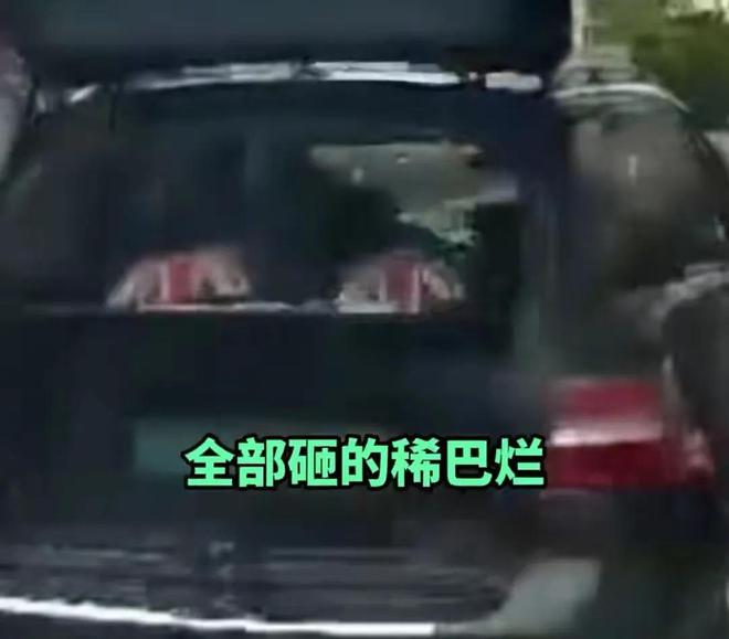 高尔夫球杆砸车男子被抓弟弟餐饮生意也遭殃！(图4)