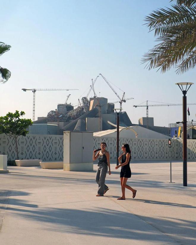 北京迪奥之家亮相；CCD雍熙荣揭幕；瑞典涂抹莫奈画作案被判无罪？(图17)