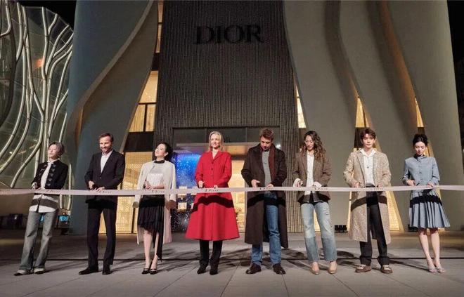 北京迪奥之家亮相；CCD雍熙荣揭幕；瑞典涂抹莫奈画作案被判无罪？(图1)